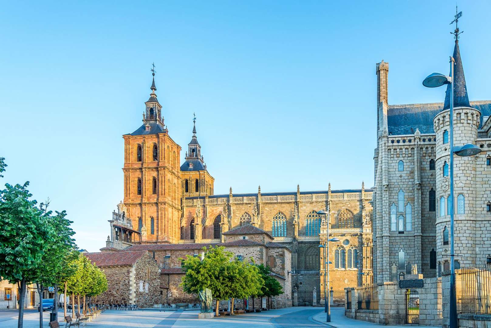 Eine große Kathedrale mit zwei Türmen und einem Turm