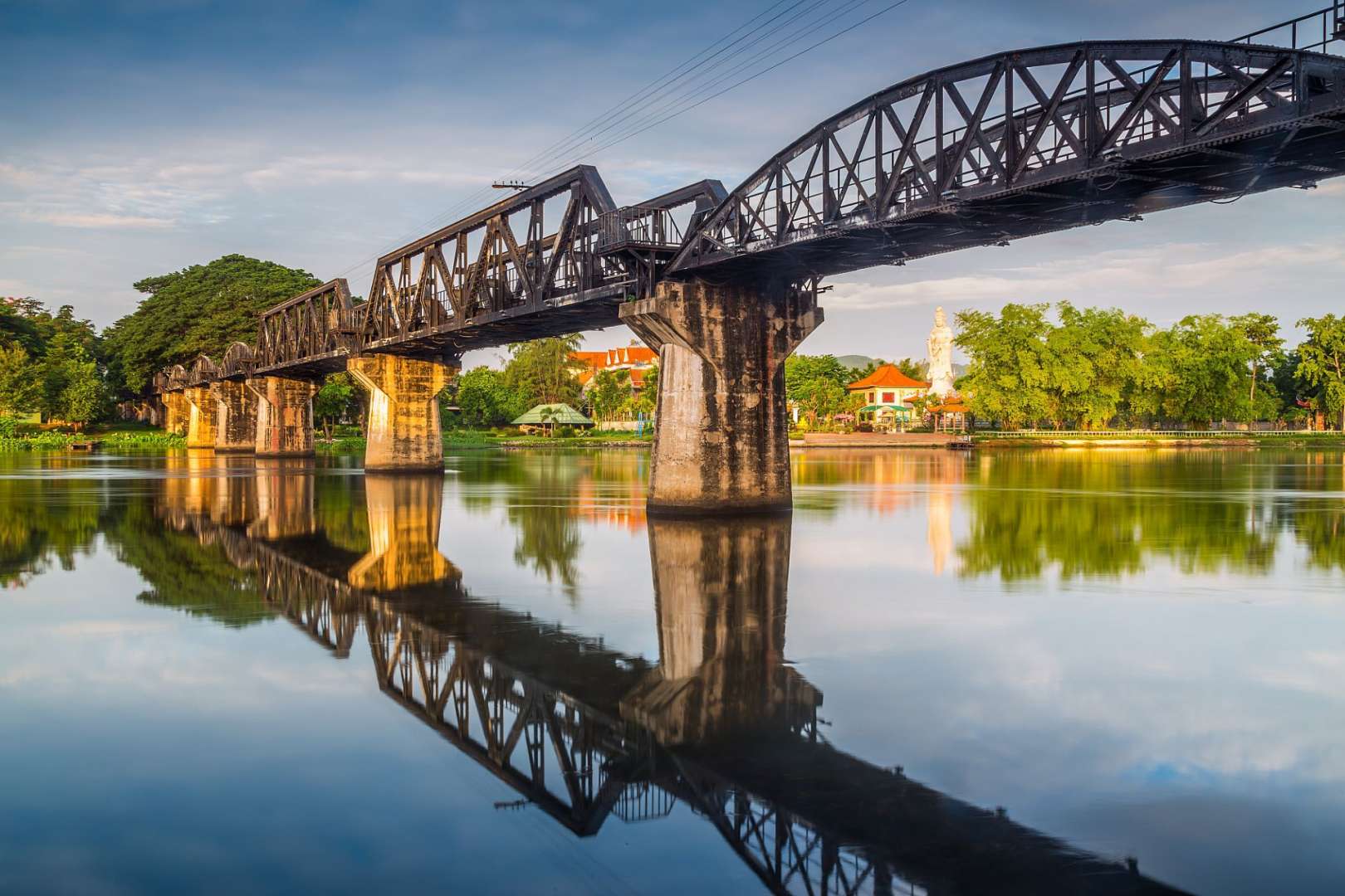 Eine Brücke über einen Fluss mit einem Gebäude im Hintergrund