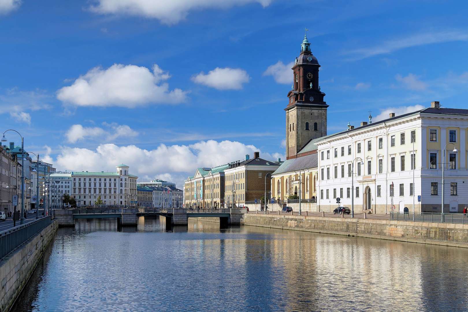 Ein Fluss läuft durch eine Stadt mit vielen Gebäuden