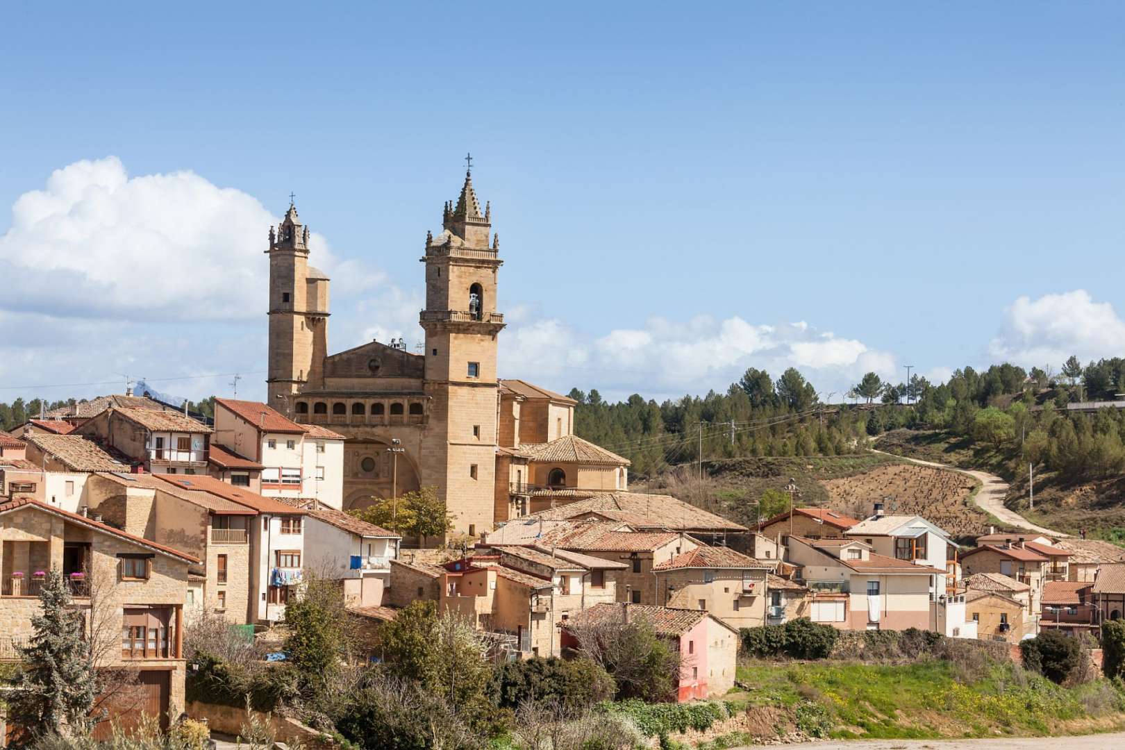 Ein kleines Dorf mit einer Kirche im Hintergrund