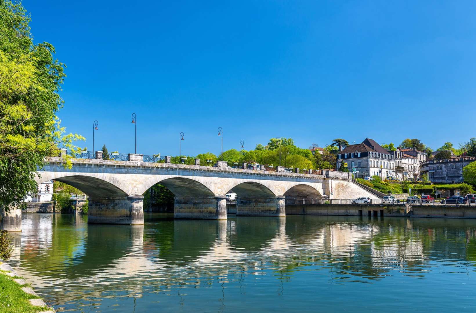 Eine Brücke über einen Fluss mit Autos darauf