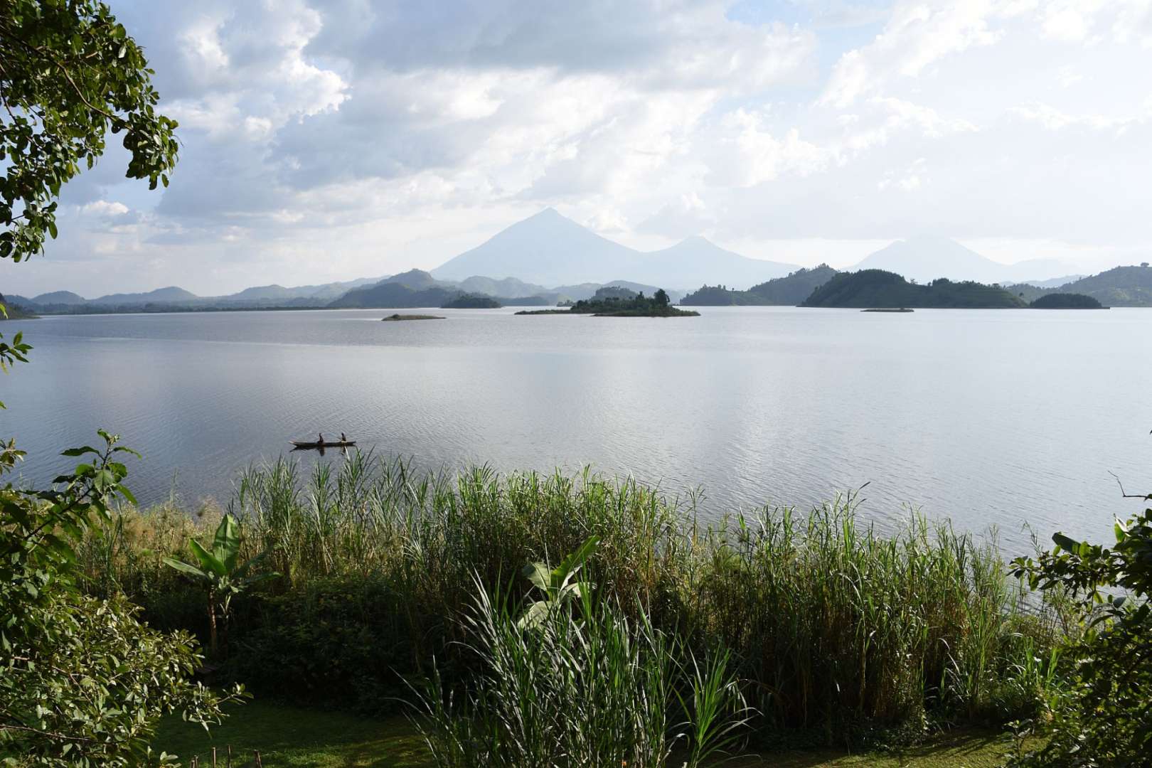 Ein See mit vielen kleinen Inseln im Hintergrund