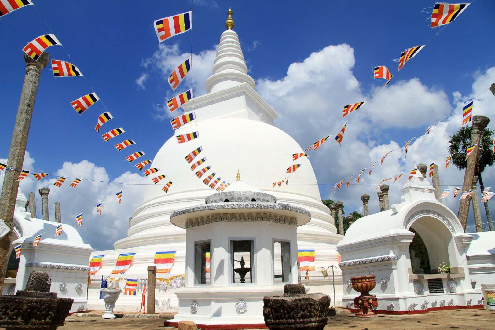 Ein weißer Tempel mit bunten Fahnen davor