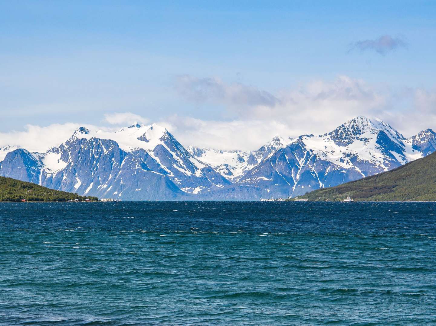 Ein See mit schneebedeckten Bergen im Hintergrund