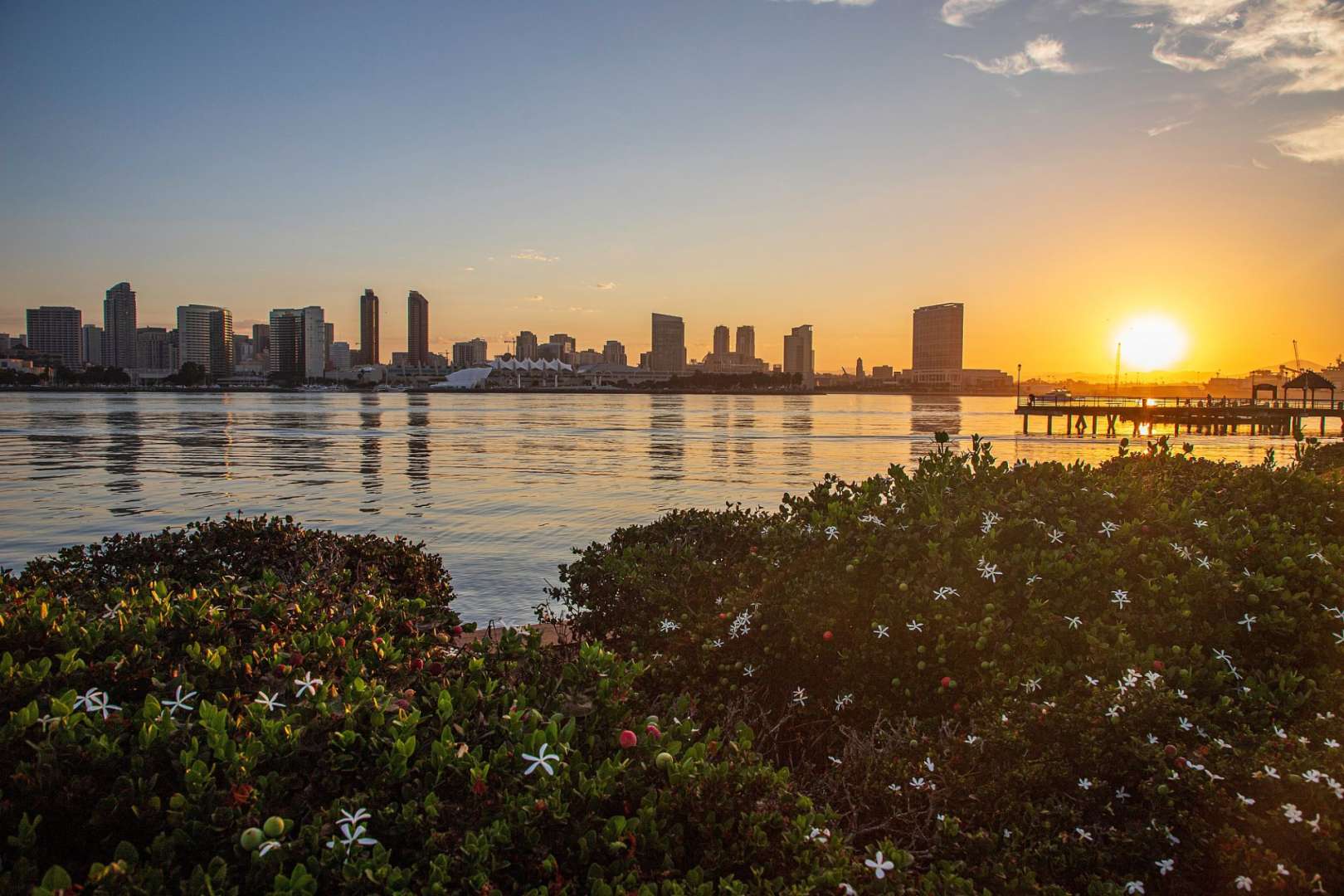 Die Sonne geht über dem Wasser in der Stadt san diego