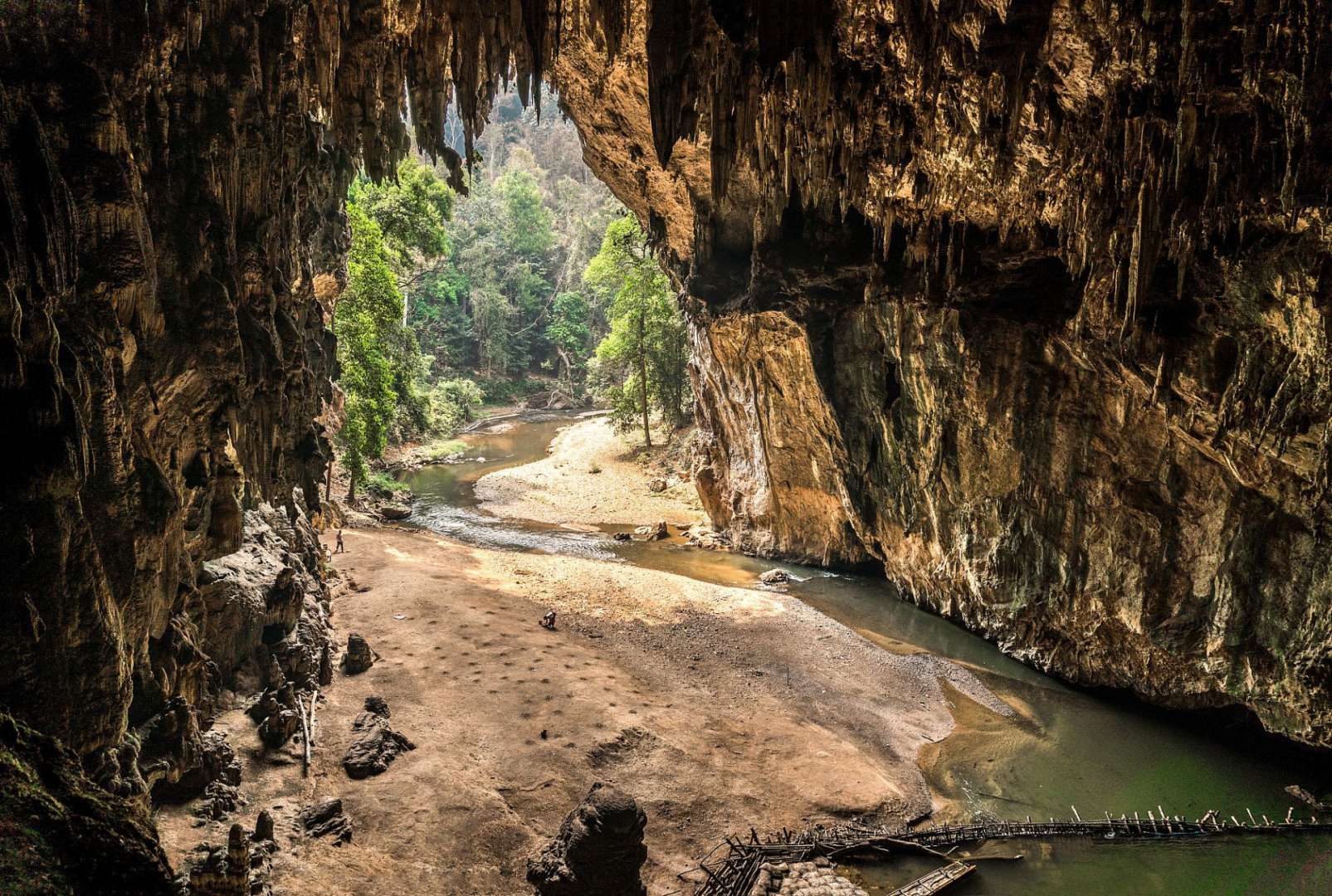 Eine Höhle mit einem Fluss in der Mitte