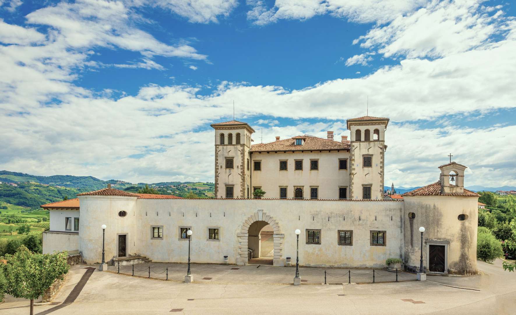 Ein großes weißes Gebäude mit einer Kirche davor