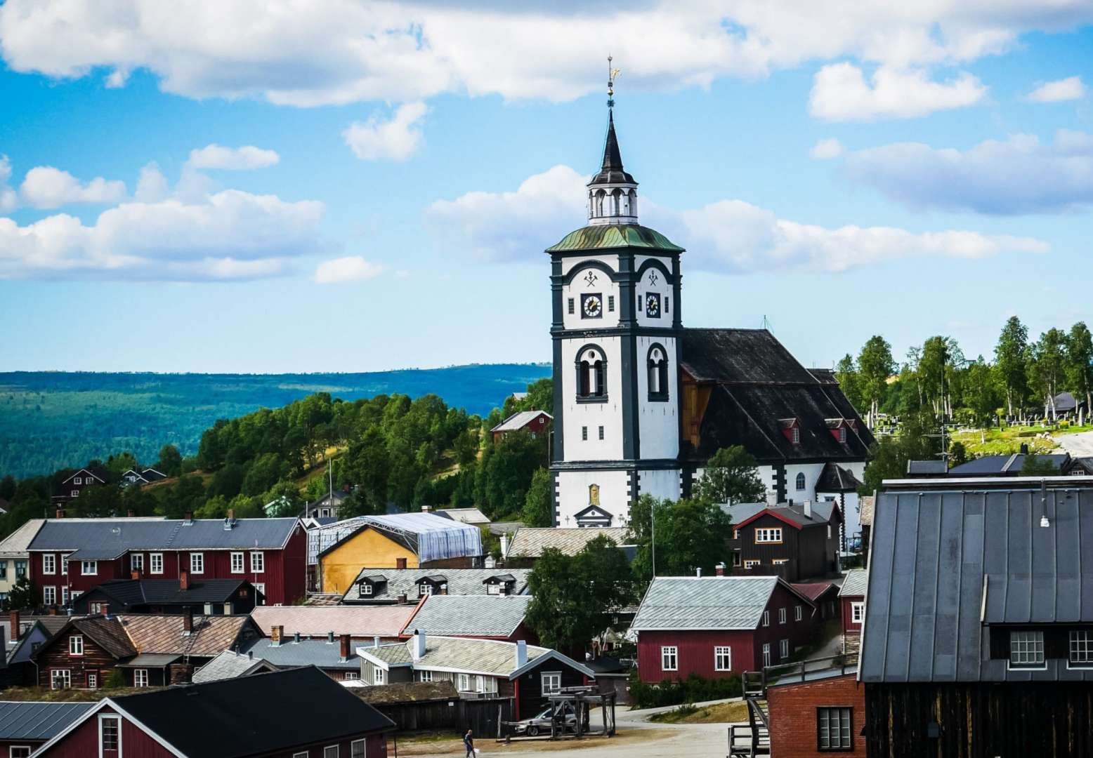 Eine kleine Stadt mit einer Kirche und einem Uhrturm