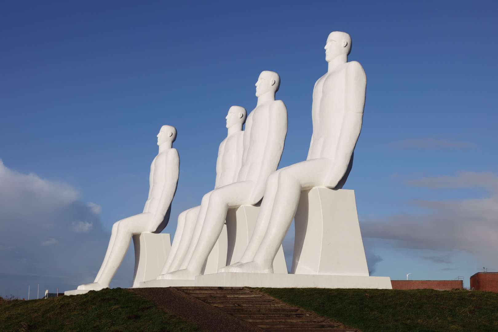 Eine Gruppe von weißen Statuen sitzt nebeneinander