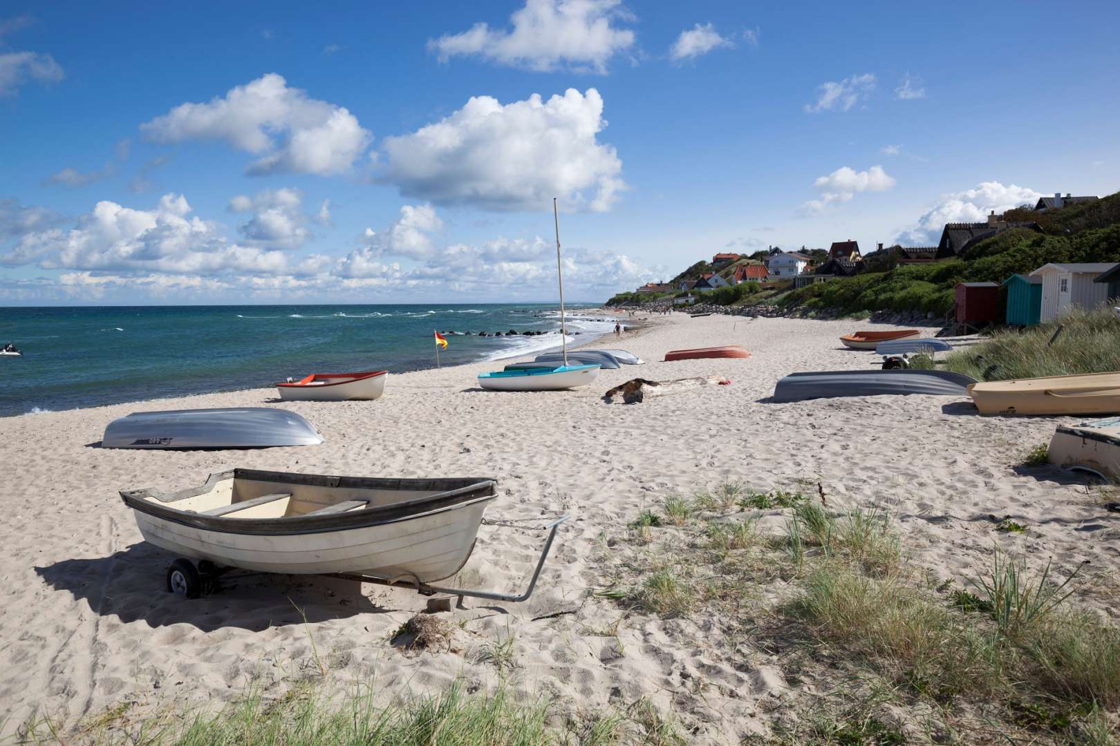 Eine Gruppe von Booten liegt auf einem sandigen Strand