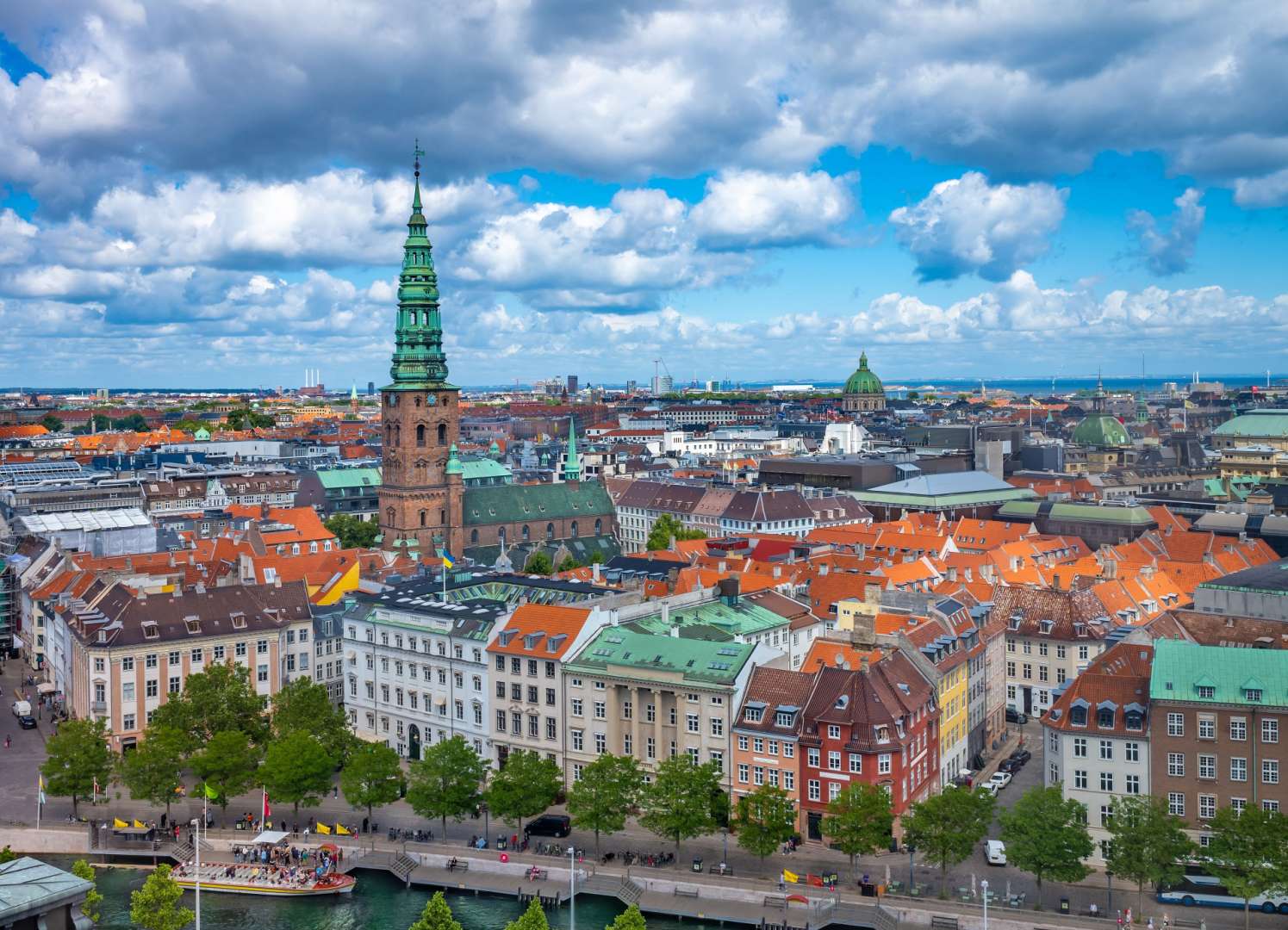 Eine Stadt mit vielen Gebäuden und einem grünen Turm