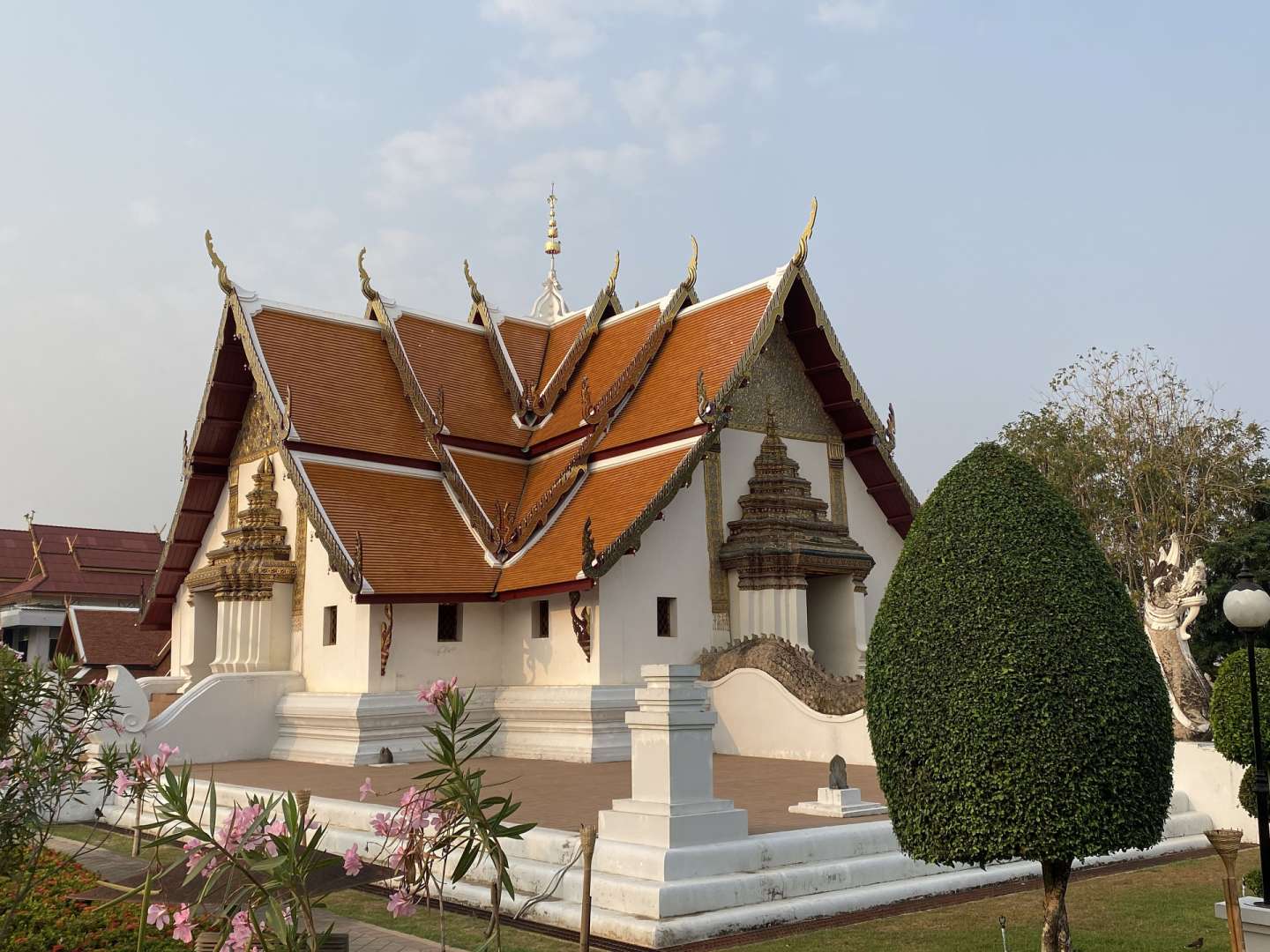 Ein kleiner weißer Tempel mit einem roten Dach