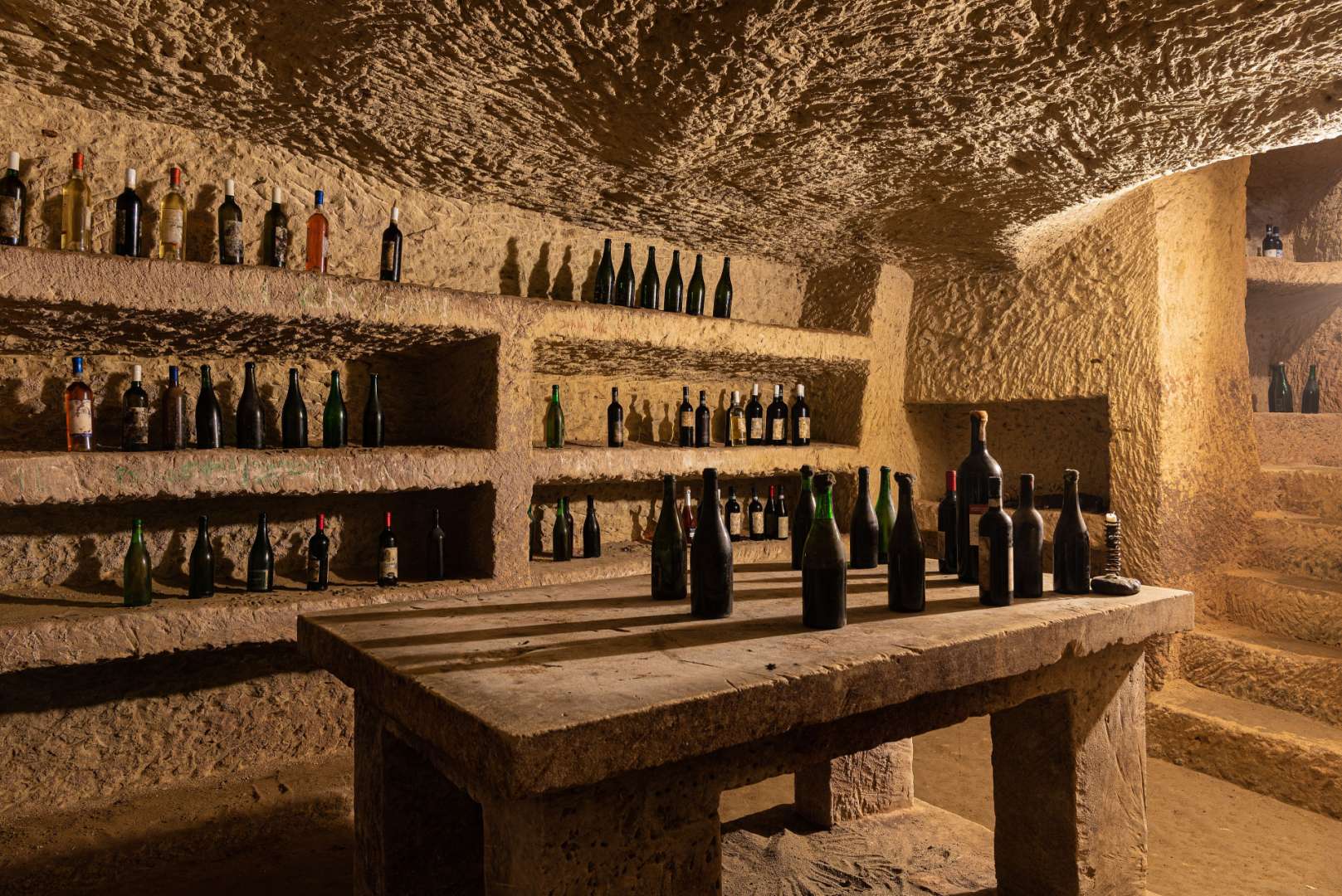 Eine Reihe von Weinflaschen steht auf einem Tisch