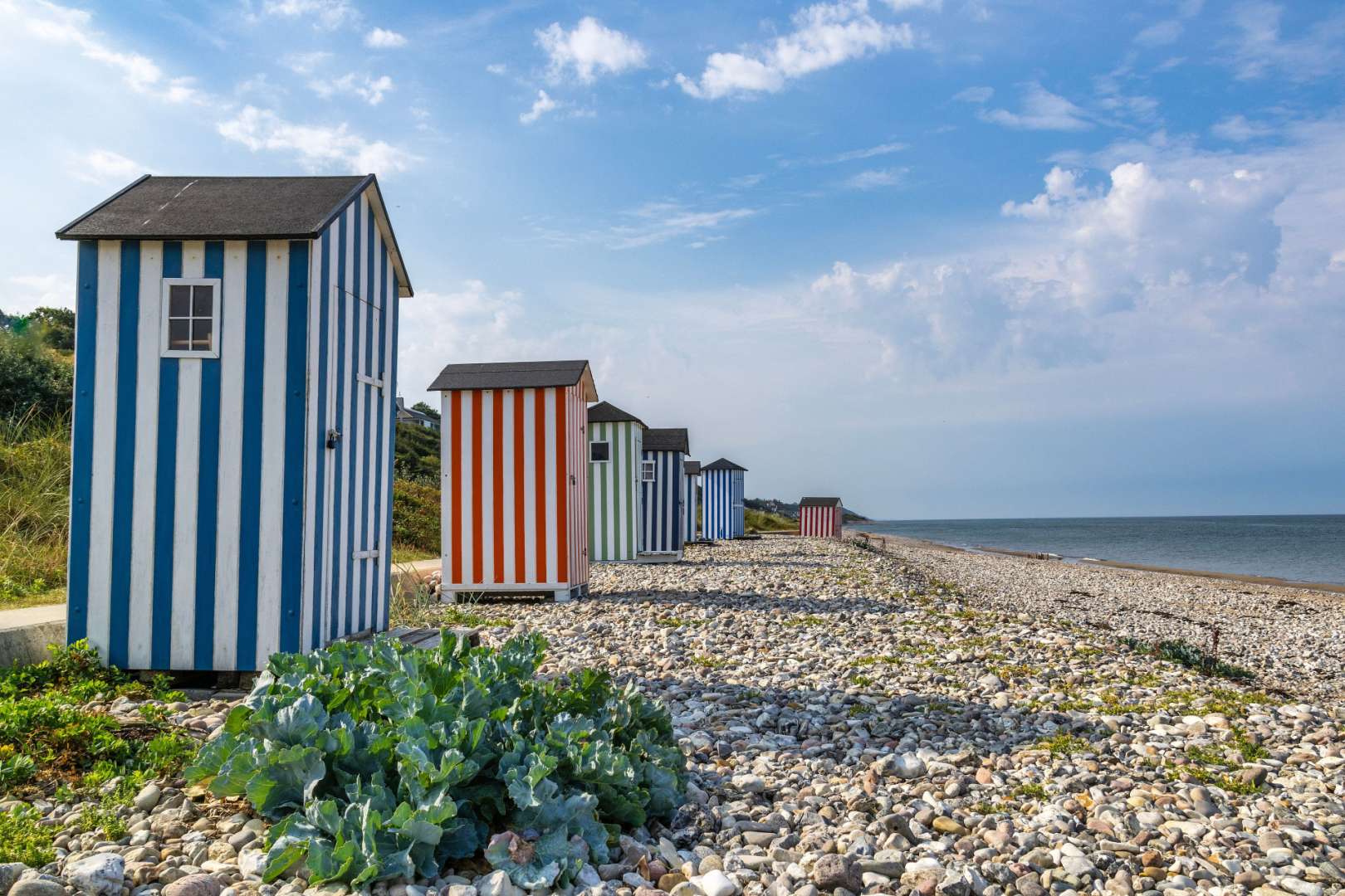 Bunte Strandhäuschen an der dänischen Küste