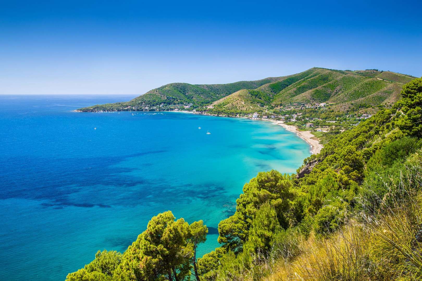 Ein Blick auf einen Strand mit Bergen im Hintergrund