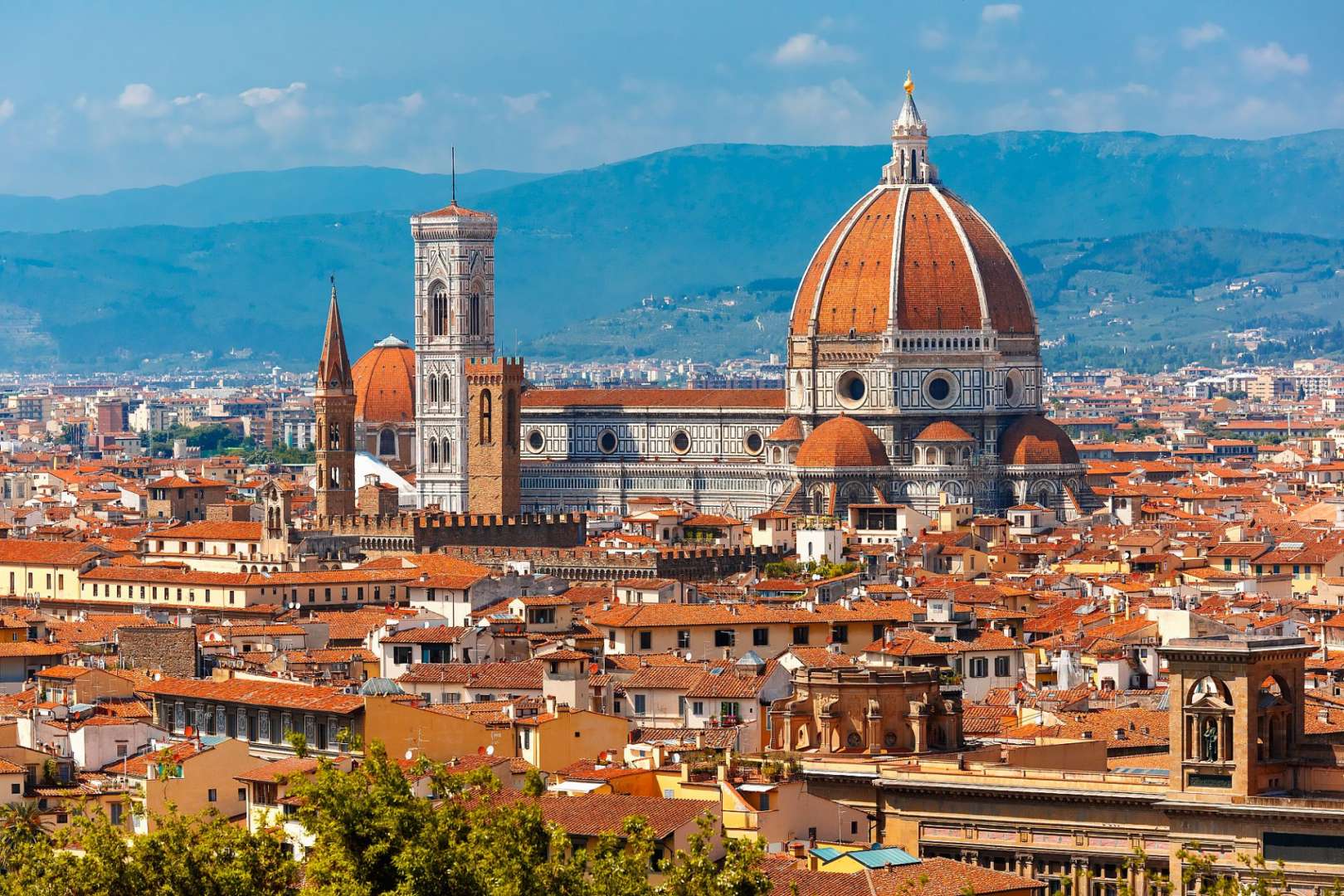 Eine Stadt mit einer großen Kathedrale im Hintergrund