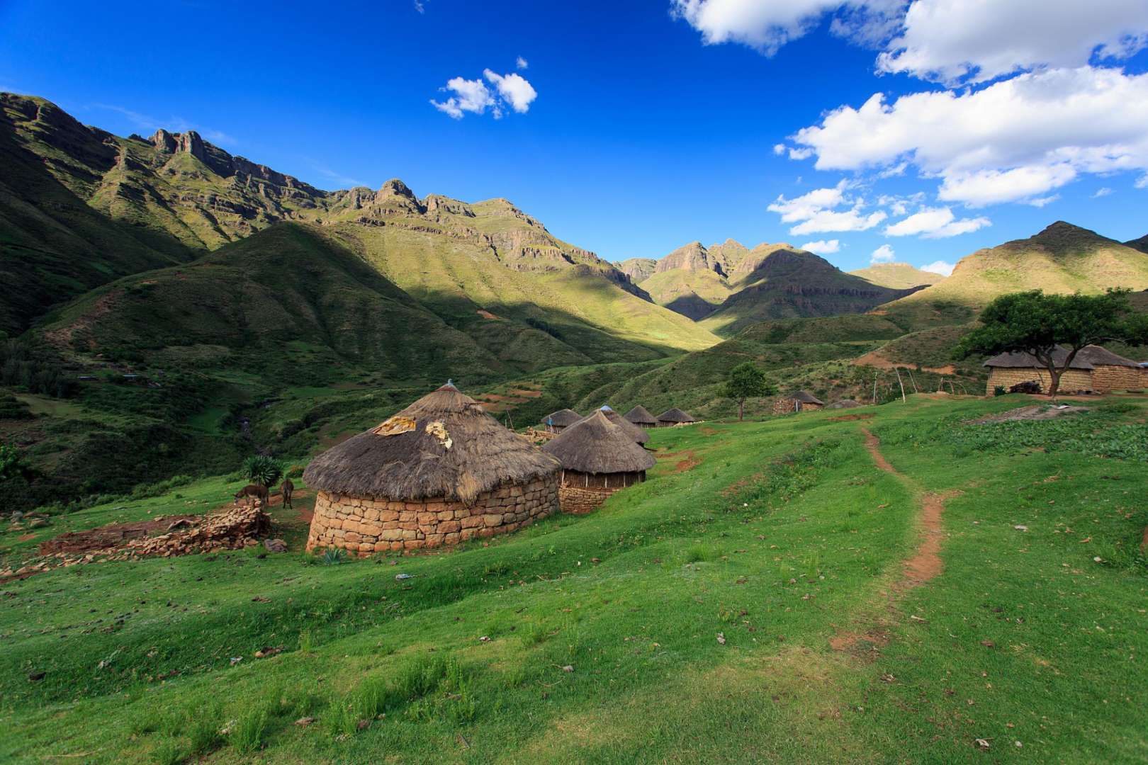Ein kleines Dorf in den Bergen mit Strohhütten