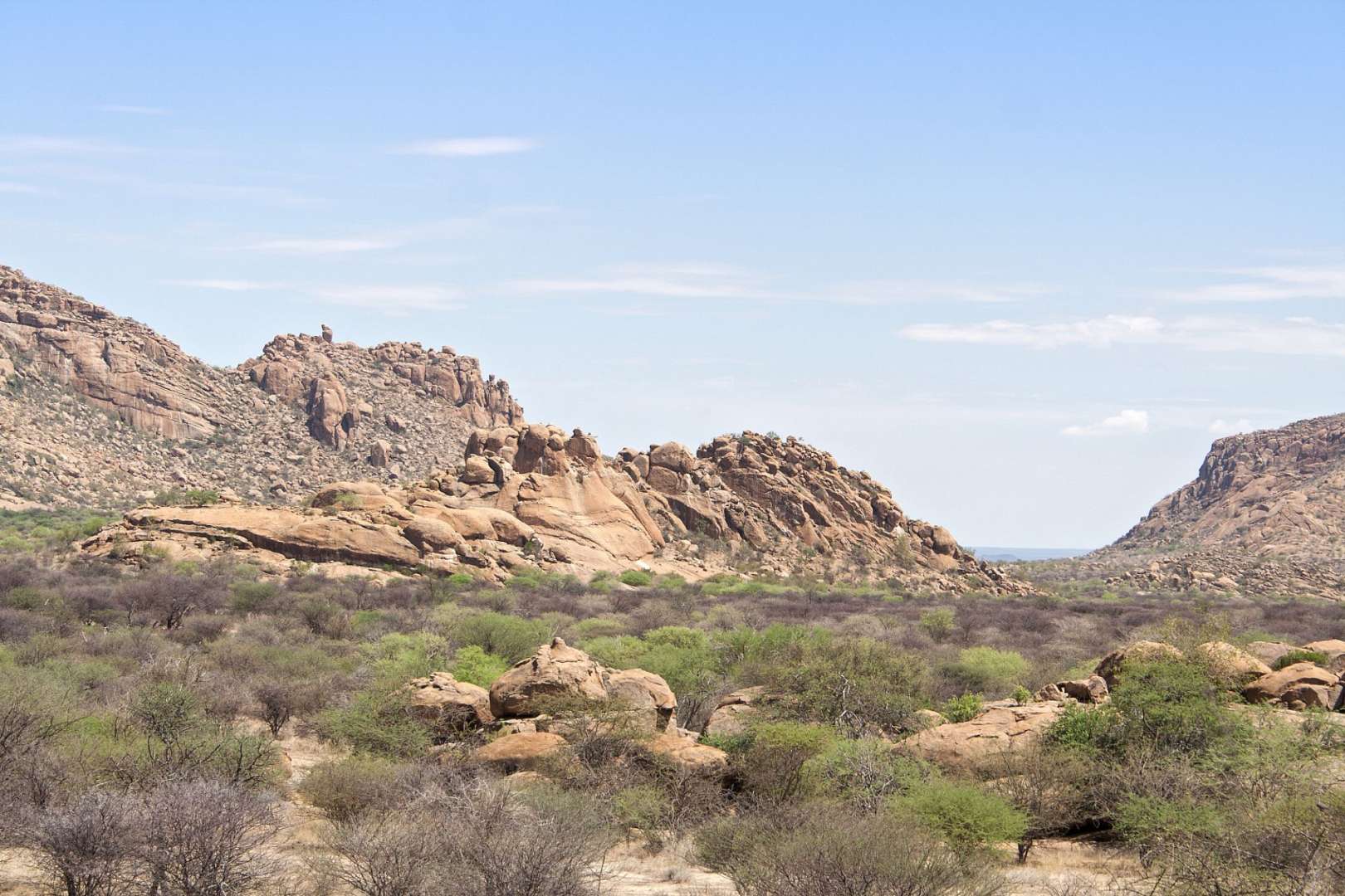 Ein felsiger Berg mit einem blauen Himmel im Hintergrund