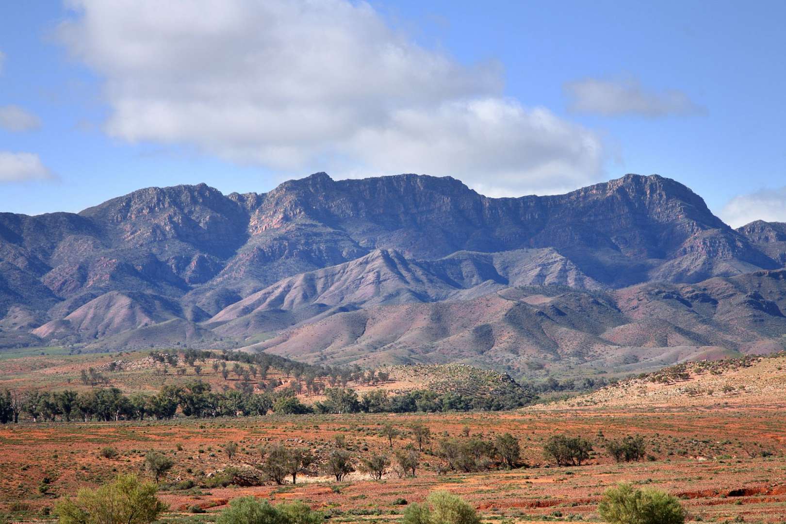 Ein Berg mit einem blauen Himmel im Hintergrund