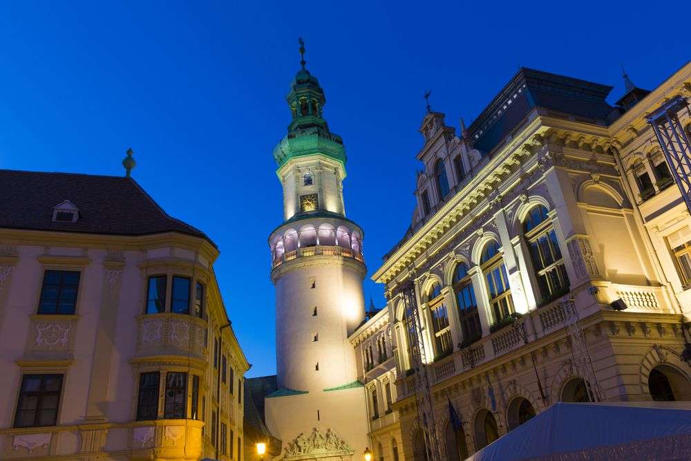 Ein Gebäude mit einem Uhrturm darauf