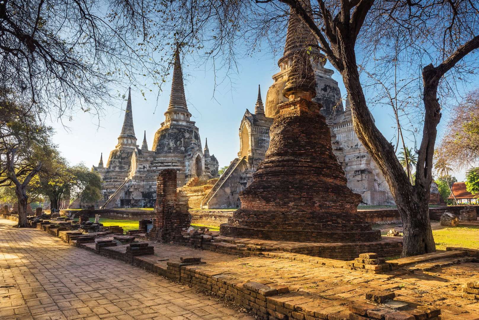Ein Tempel mit vielen alten Steinen und Bäumen