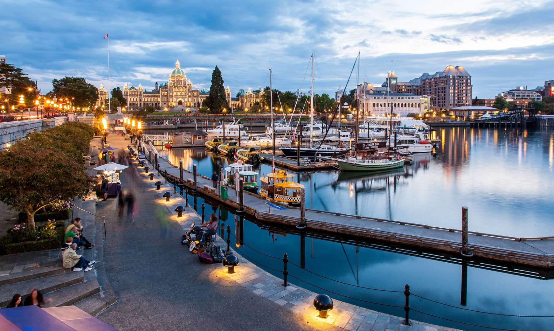 Ein Hafen mit vielen Booten und einem großen Gebäude im Hintergrund