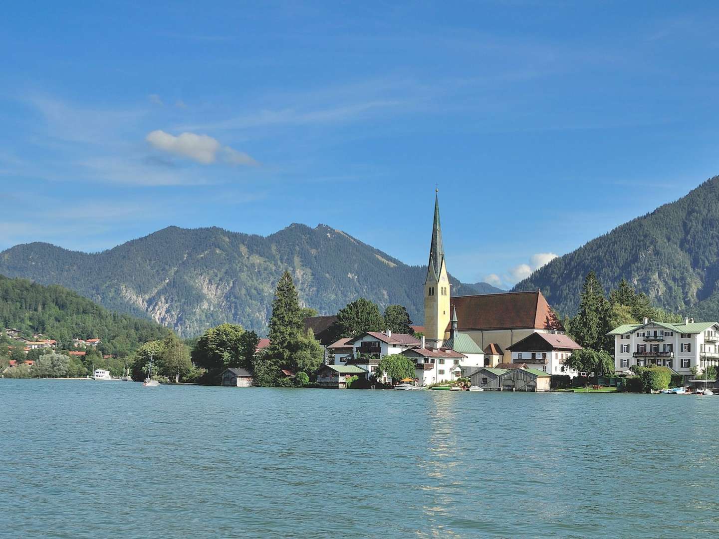 Eine Kirche sitzt auf einer kleinen Insel in einem See