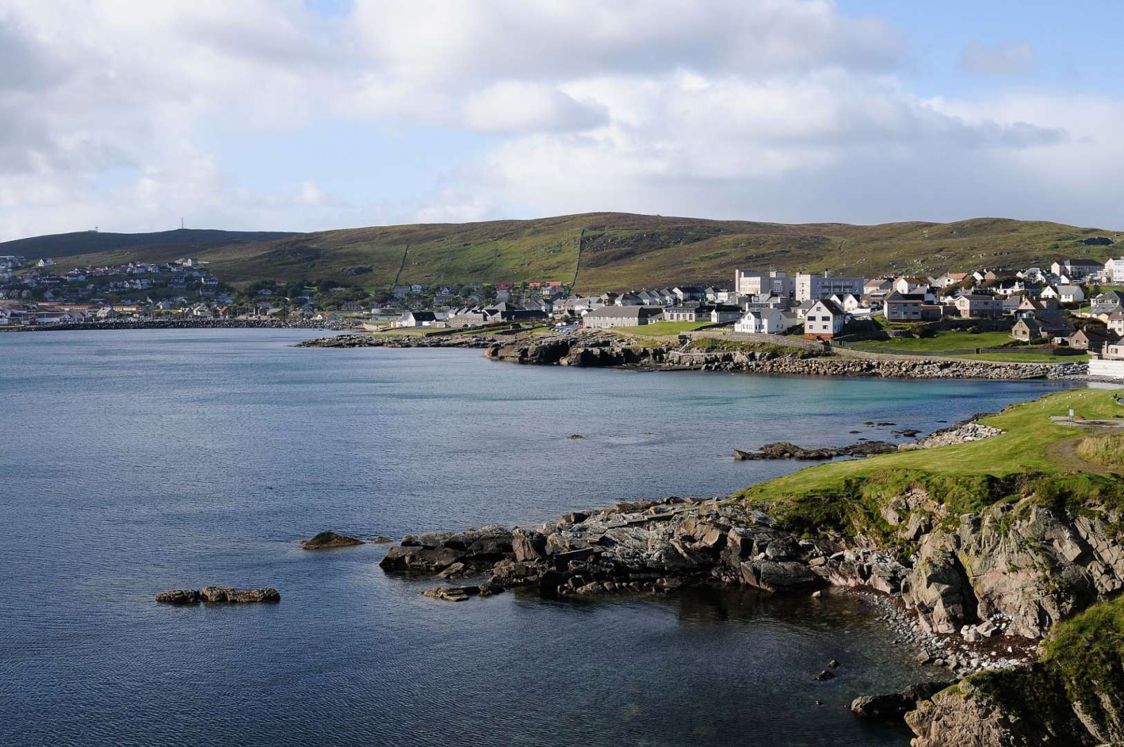 Ein kleines Dorf an der Küste mit vielen Häusern