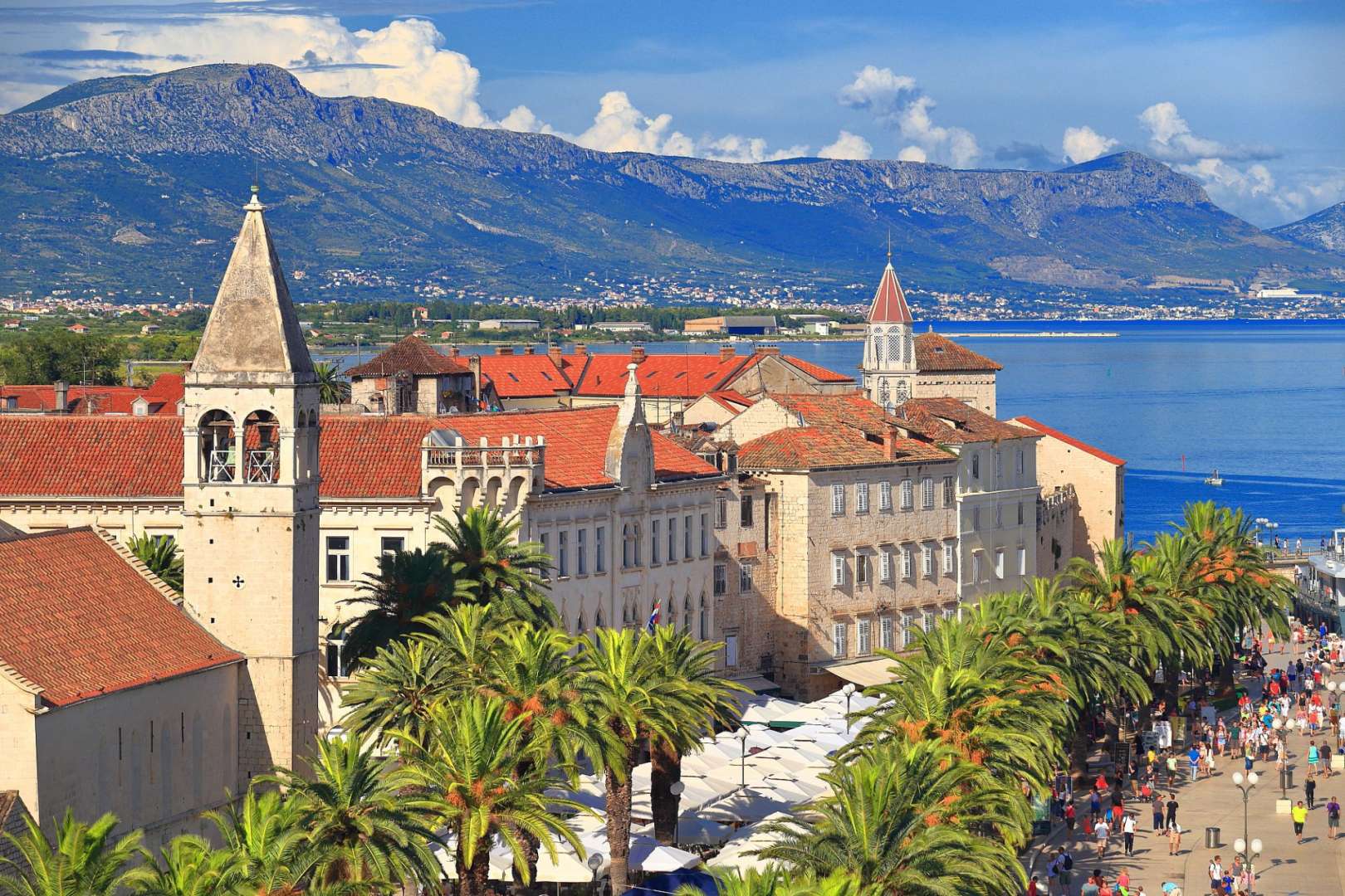 Eine Stadt mit Palmen und Bergen im Hintergrund