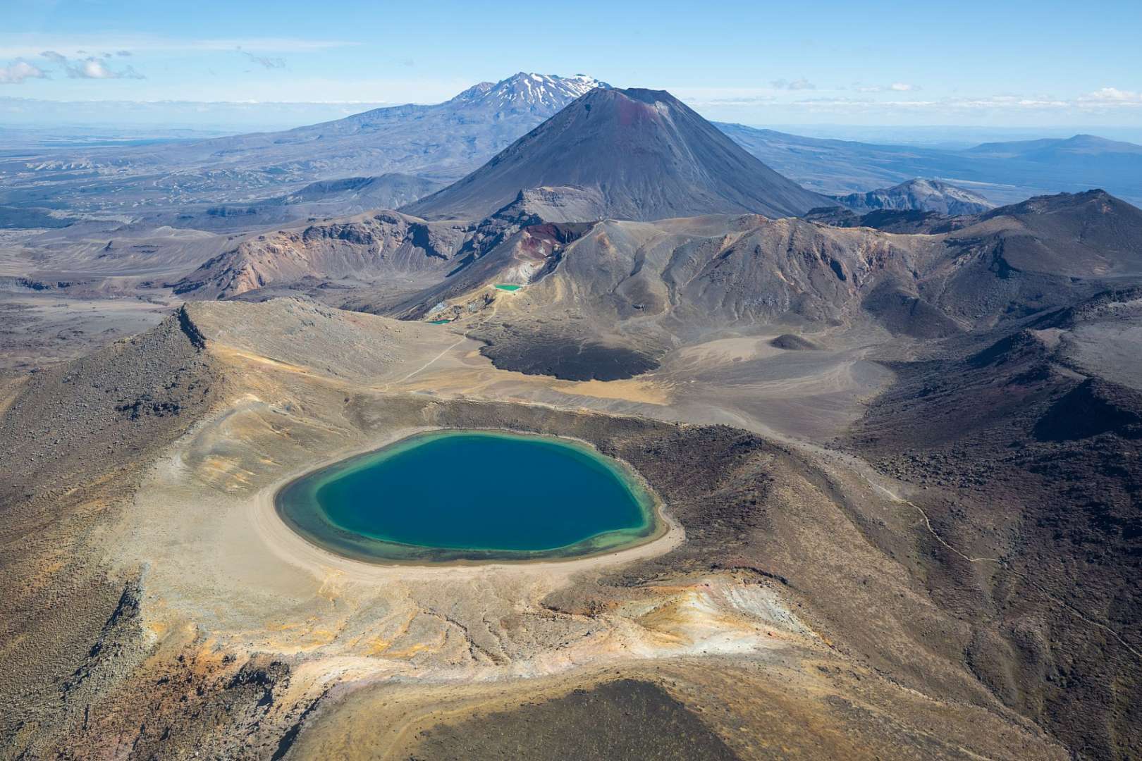 Ein großer Berg mit einem kleinen See im Vordergrund