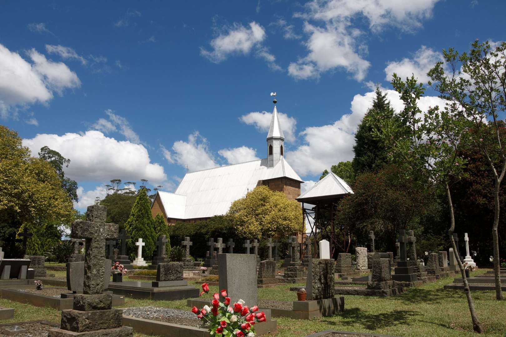 Ein Friedhof mit einer kleinen Kirche im Hintergrund