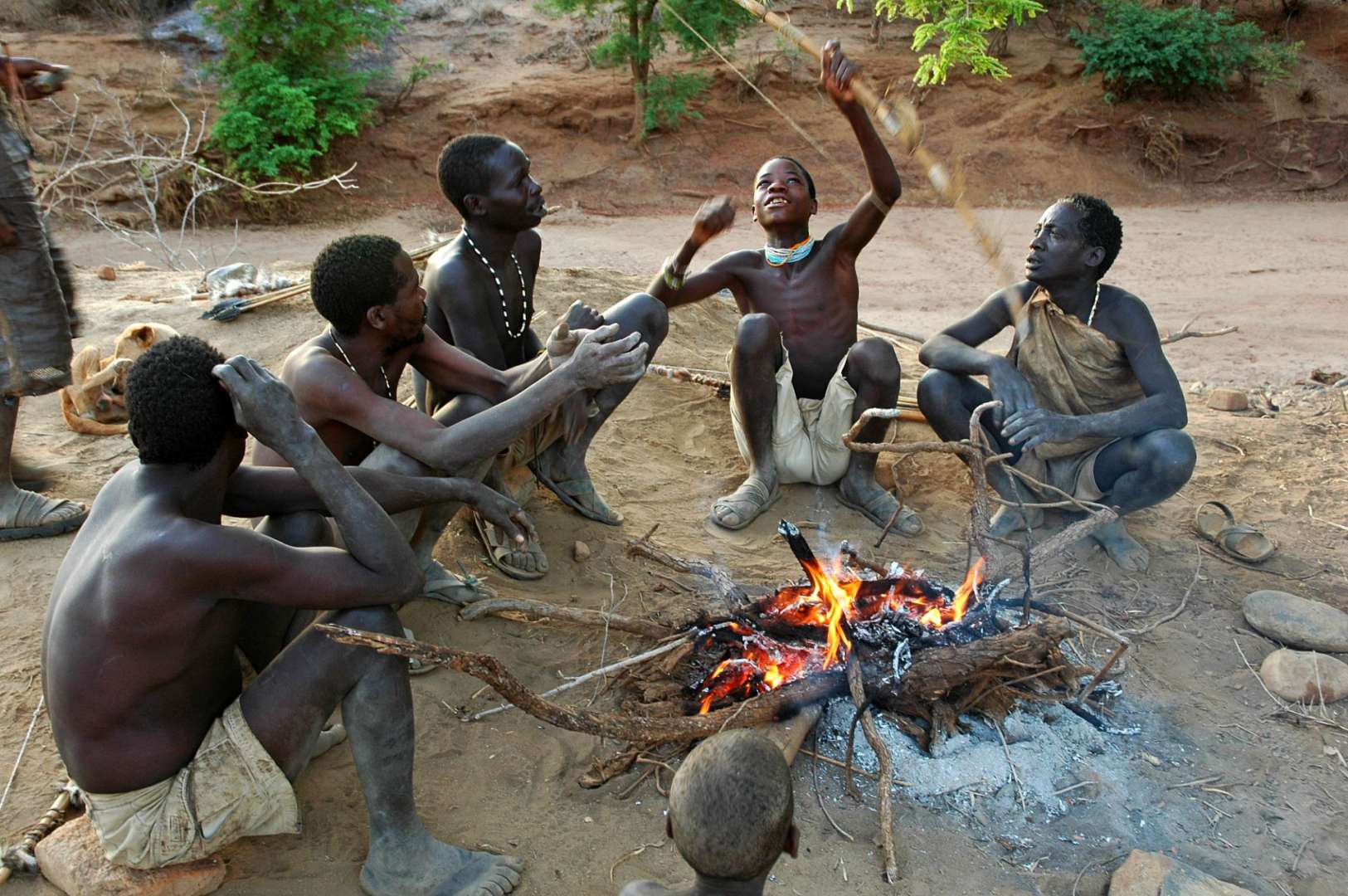 Eine Gruppe von Männern sitzt um ein Feuer