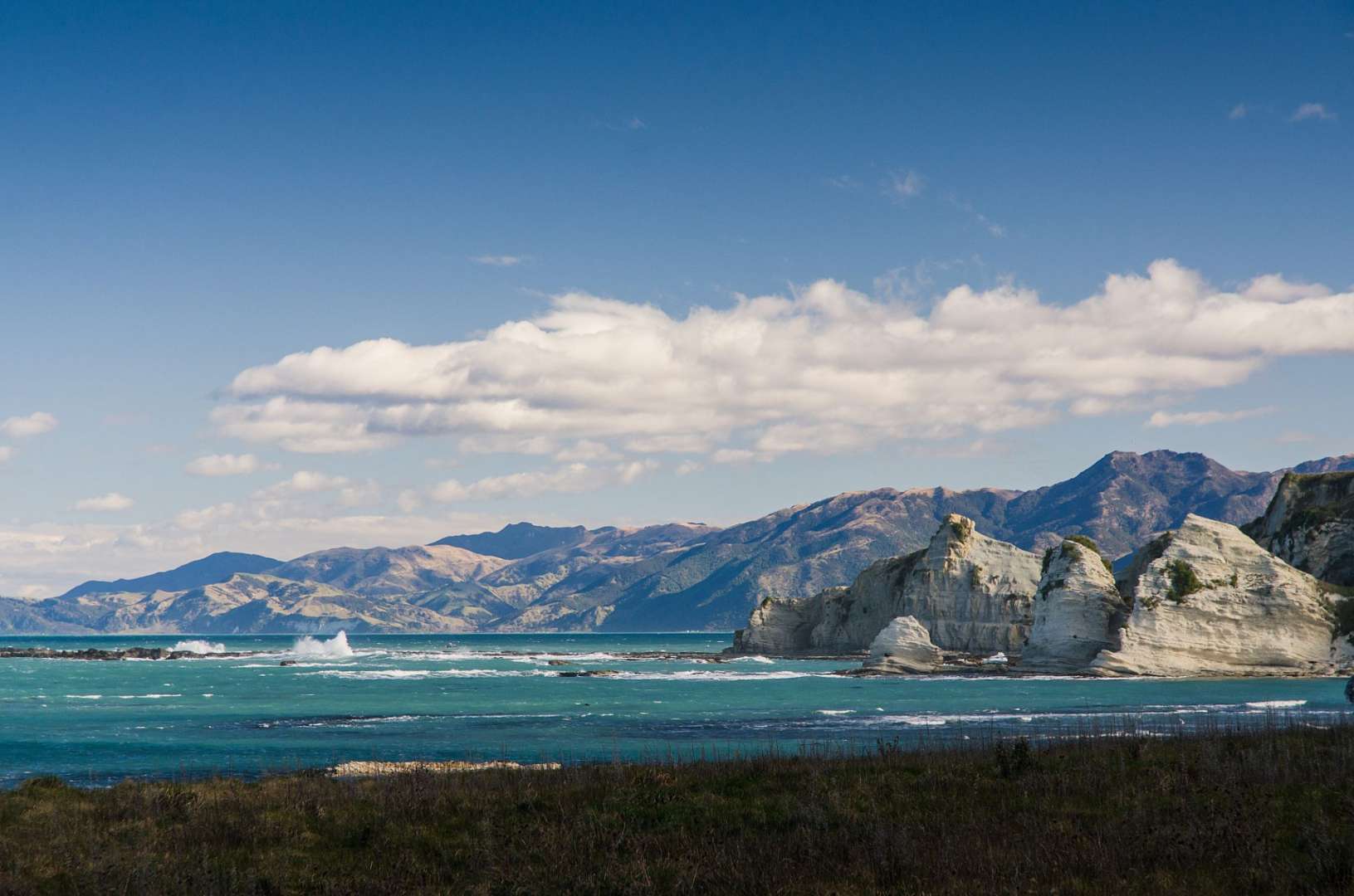 Eine Landschaft mit Bergen und Felsen in der Nähe des Ozeans