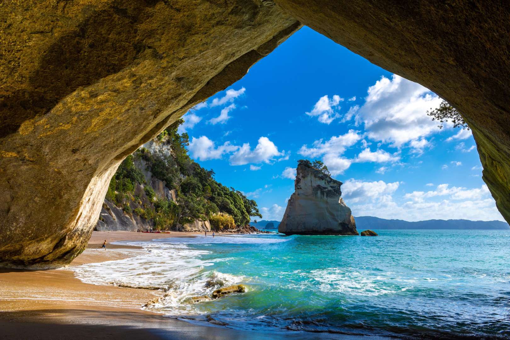 Ein Blick auf einen Strand aus einer Höhle