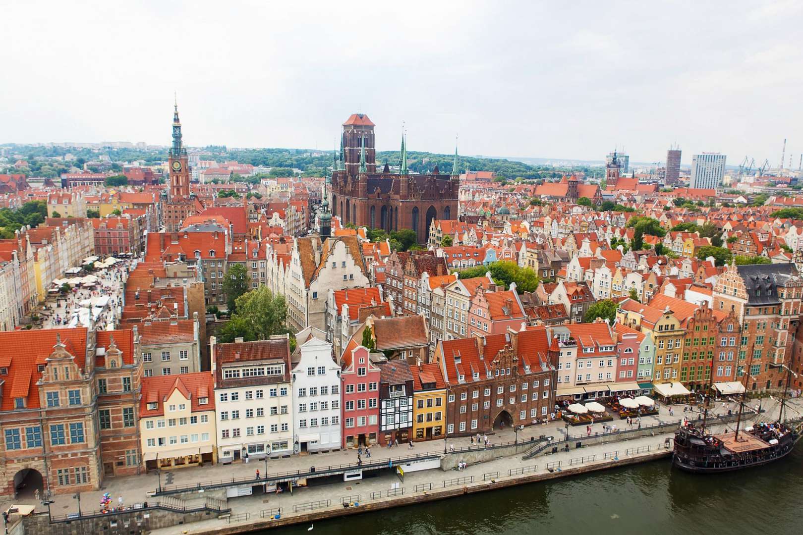 Eine Stadt mit vielen Gebäuden und einem Fluss