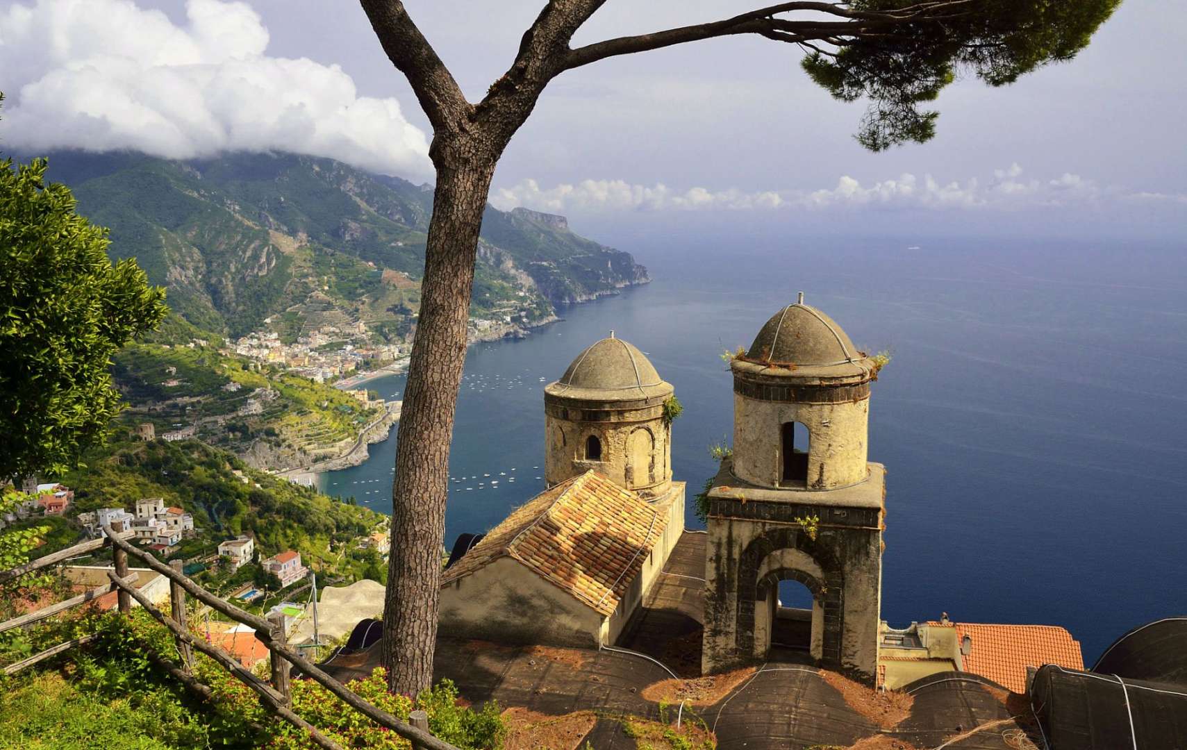 Eine kleine Kirche steht auf einem Hügel mit Blick auf das Meer