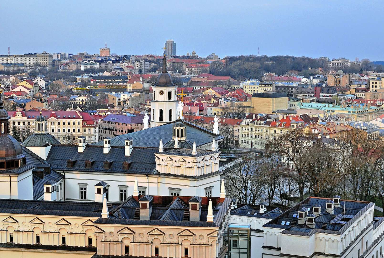 Eine Stadtlandschaft mit vielen Gebäuden und einem großen Gebäude in der Mitte
