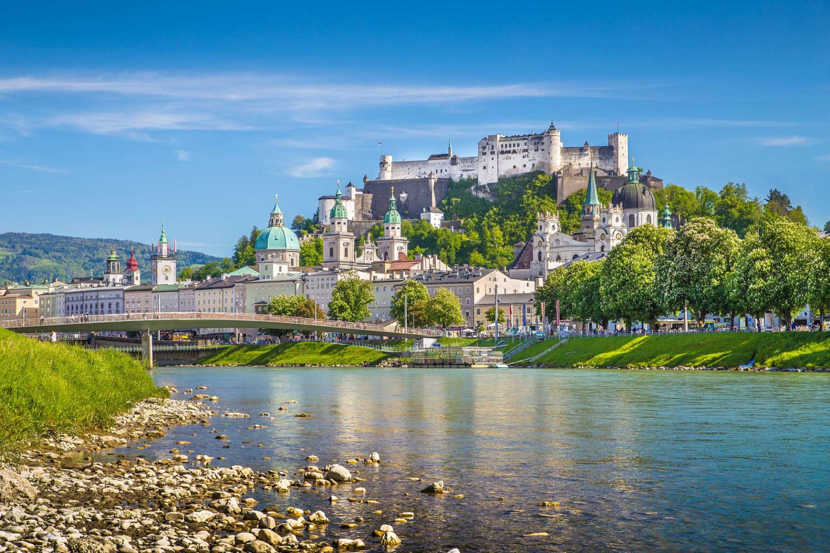 Eine Brücke über einen Fluss mit einem Schloss im Hintergrund