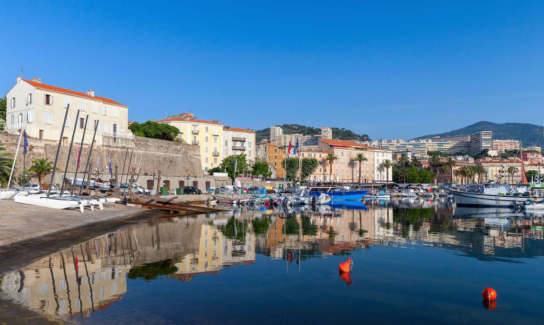 Ein Hafen mit vielen Booten und Gebäuden im Hintergrund
