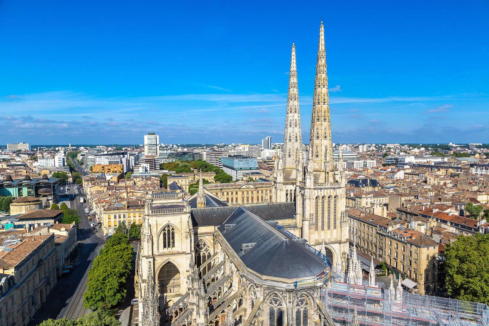Eine große Kathedrale in der Mitte einer Stadt