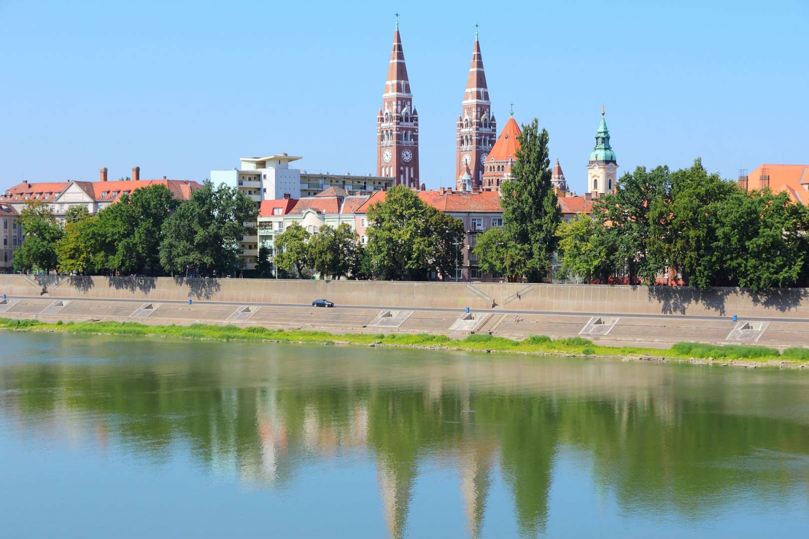 Eine Stadtlandschaft mit einem Fluss im Vordergrund