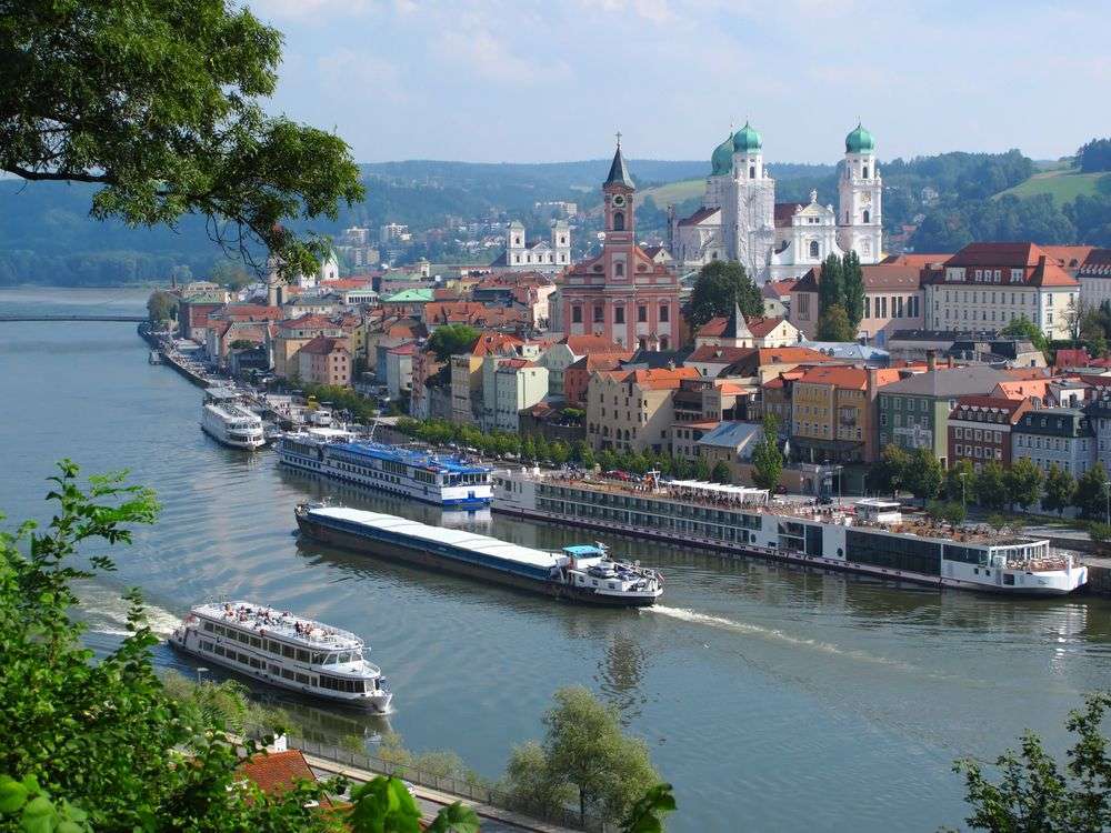 Ein Boot fährt auf einem Fluss in der Nähe einer Stadt
