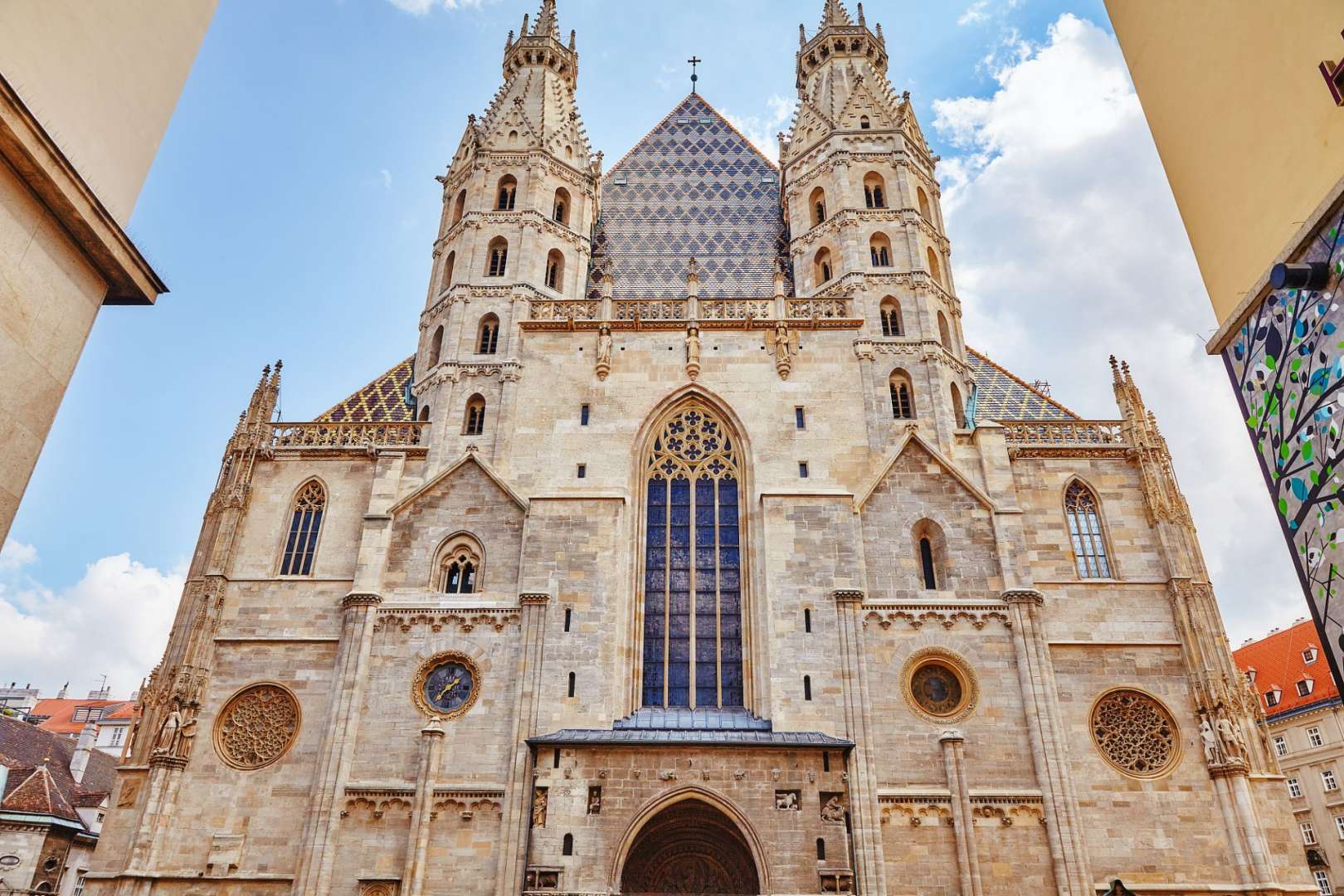 Eine große Kirche mit einem blauen Dach und vielen Fenstern