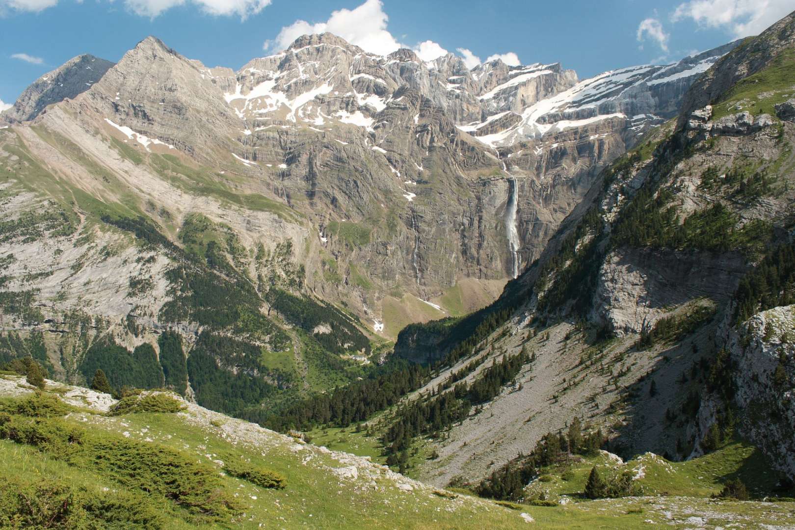 Ein Wasserfall in der Nähe eines schneebedeckten Berges