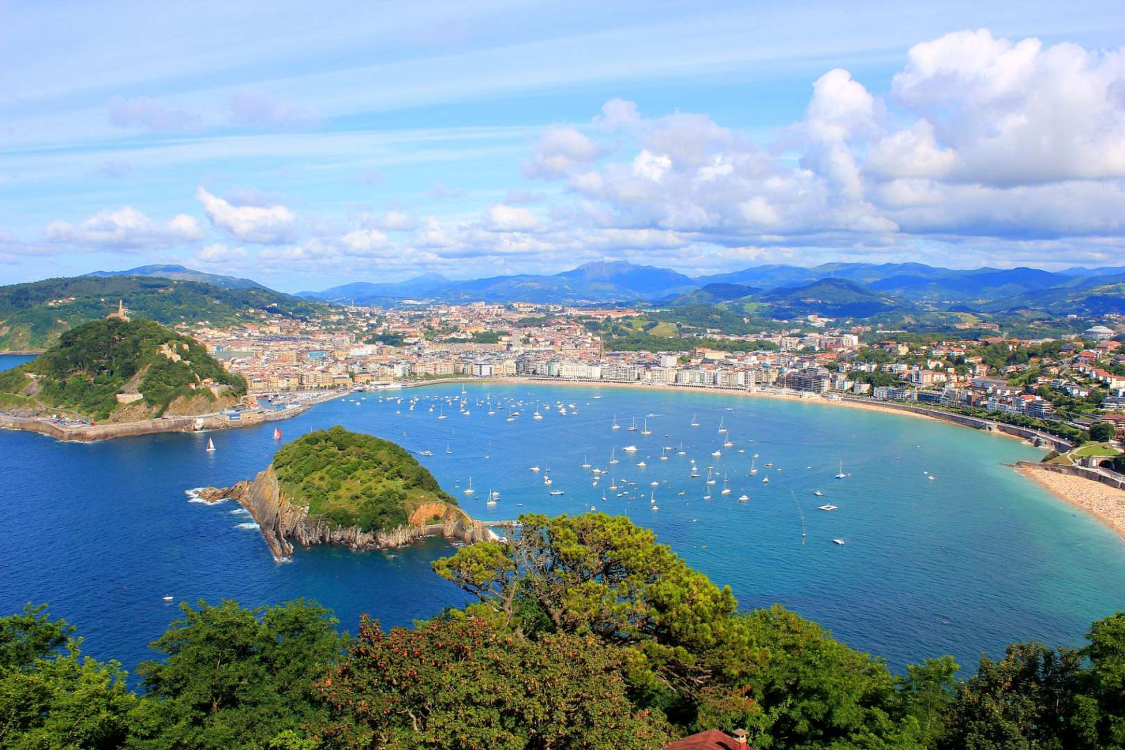 Ein großer See mit vielen Booten und einer Stadt im Hintergrund