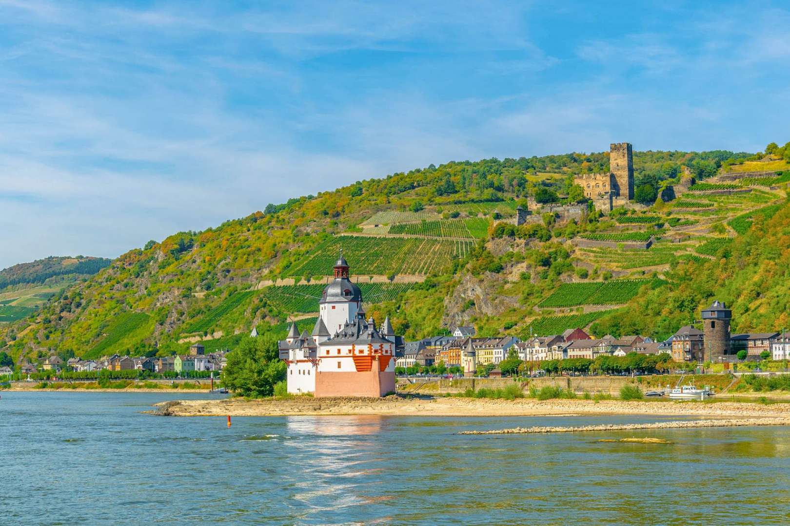 Ein kleines Gebäude steht am Ufer eines Flusses