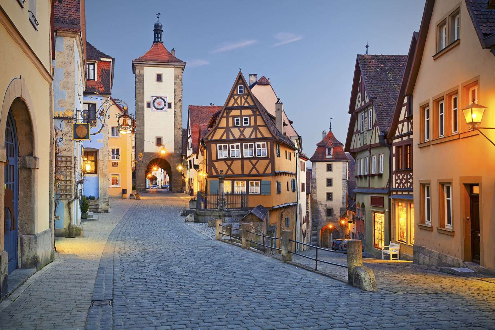 Eine Straße in einer kleinen Stadt mit vielen Gebäuden