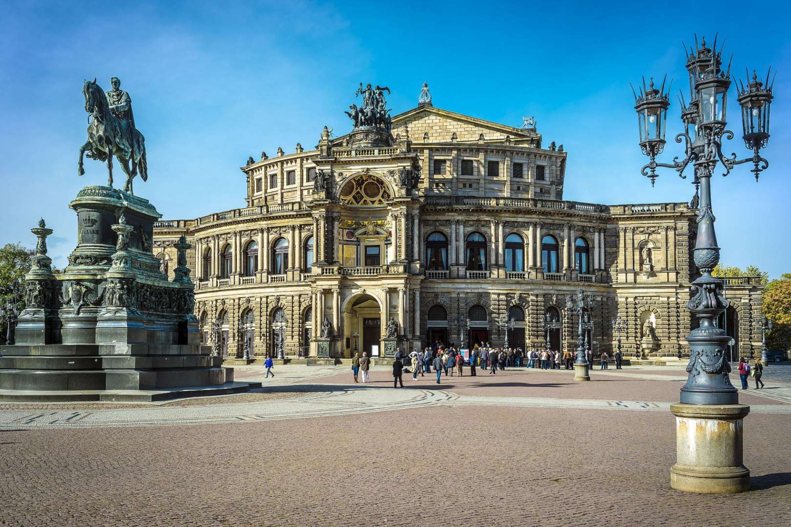 Eine Statue eines Mannes auf einem Pferd steht vor einem großen Gebäude