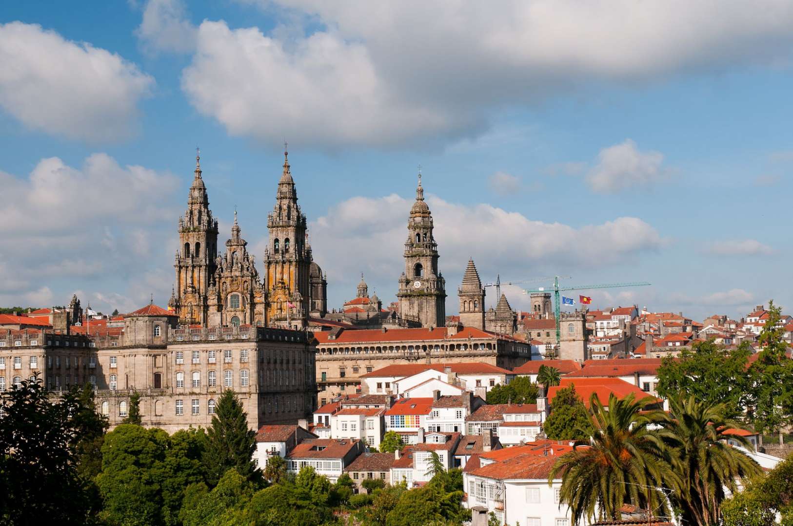 Eine Stadtlandschaft mit einer großen Kathedrale im Hintergrund