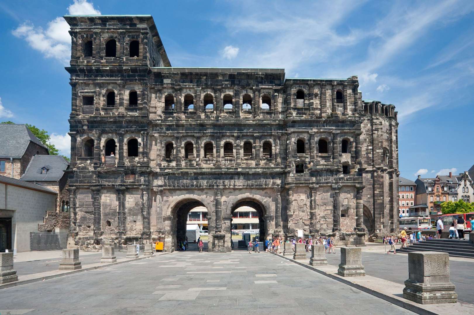 Eine Gruppe von Menschen steht vor einem alten Gebäude